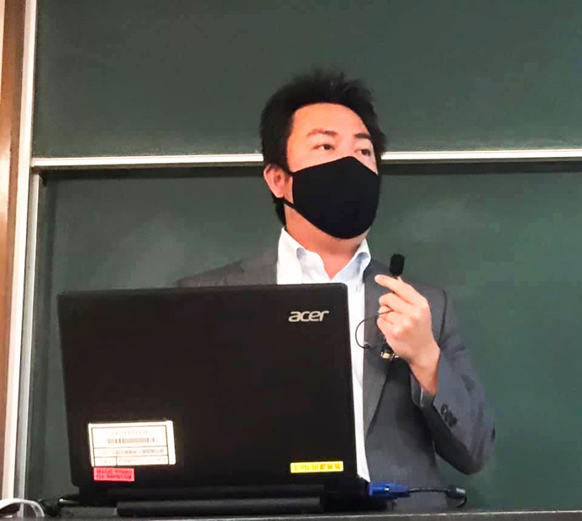 重久本舗（重久盛一酢醸造場）鹿児島国際大学にてまちづくり論について講義。どのように地方創生に役立つ企業になるかを学生さんに講義。重久雅志自身もよい勉強の機会になりました。感謝です。